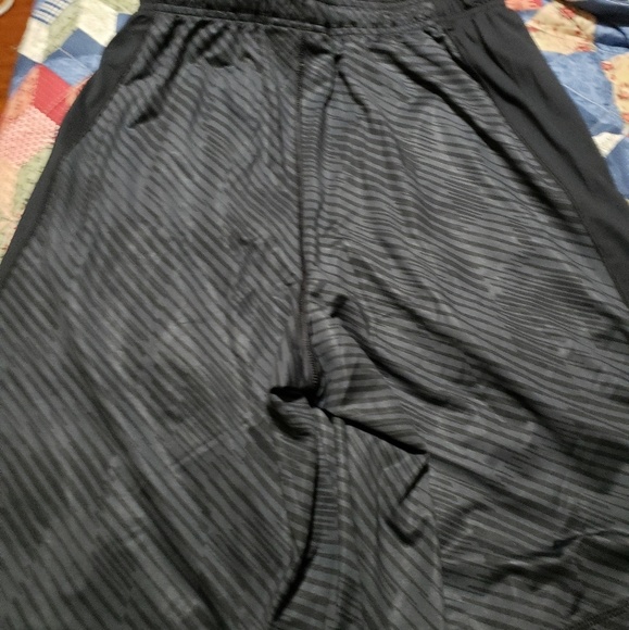 NWT.. Men's under armour gym shorts - Picture 2 of 4